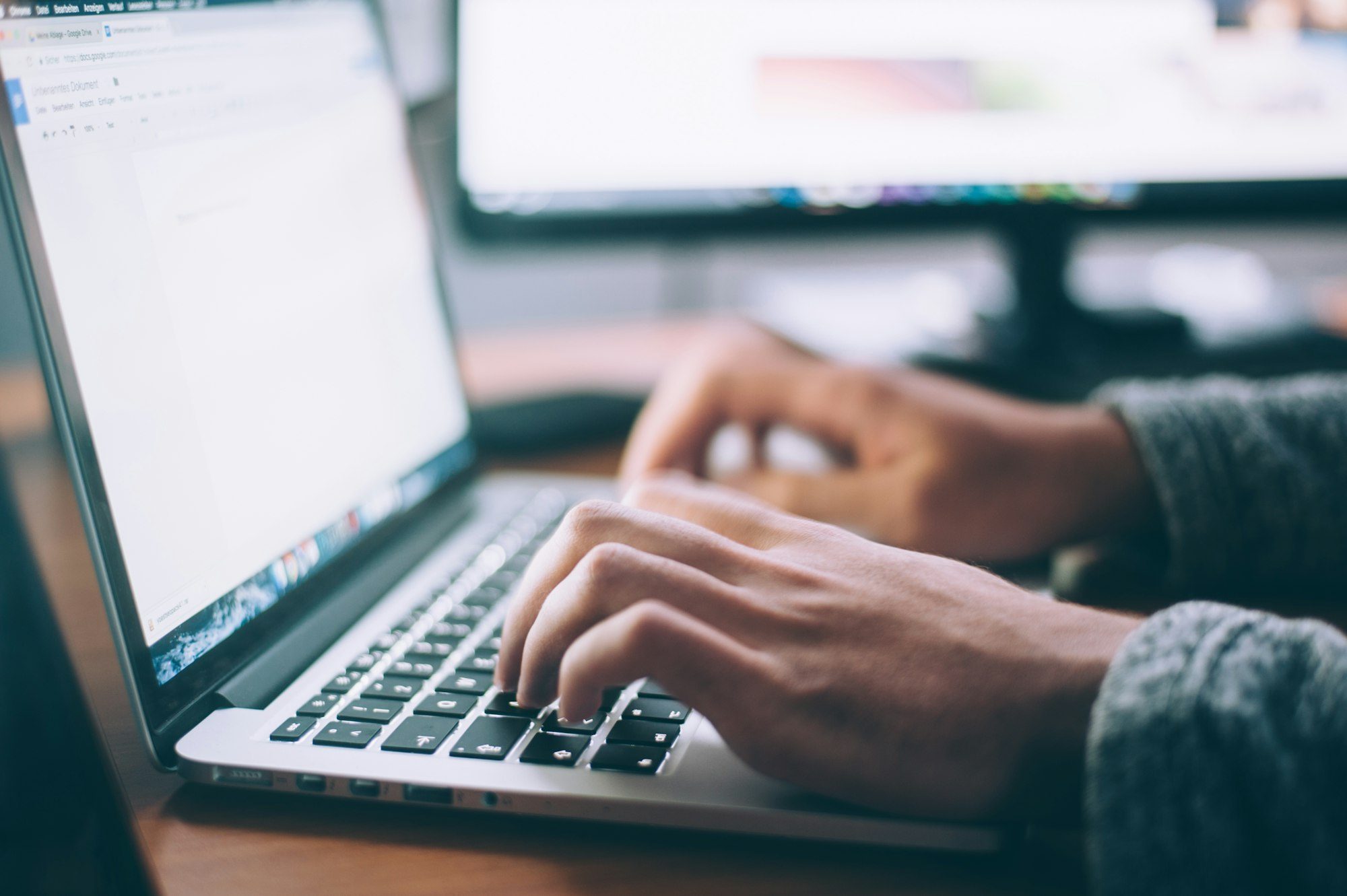 SEO-Analyse einer Website am Laptop