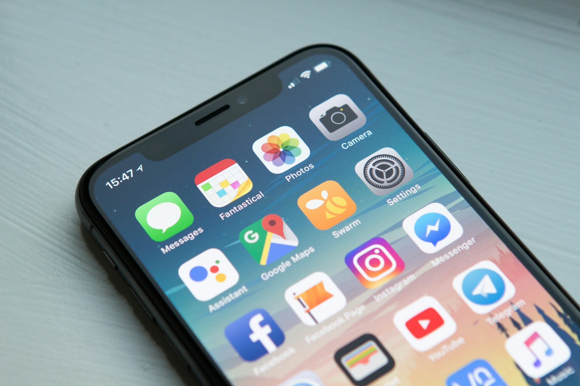 Smartphone mit Social-Media-Content bei der Planung